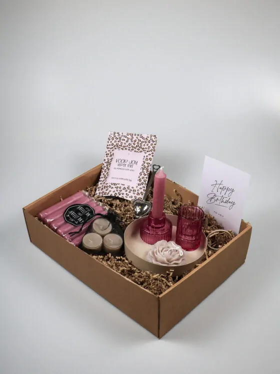 Cadeaupakket Happy Birthday met Kaarsen, Thee en Roze Glazen Accessoires