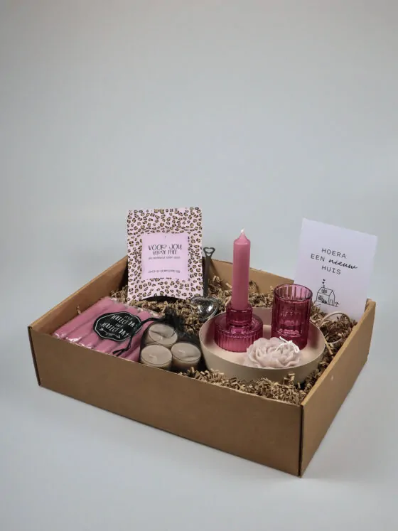 Cadeaupakket Nieuw Huis met Kaarsen, Thee en Roze Glazen Accessoires