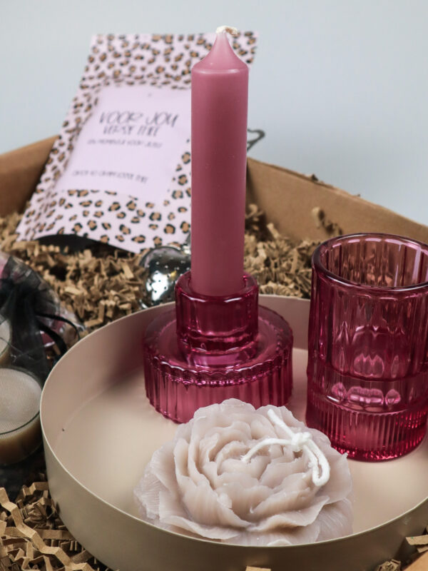 Cadeaupakket Nieuw Huis met Kaarsen, Thee en Roze Glazen Accessoires