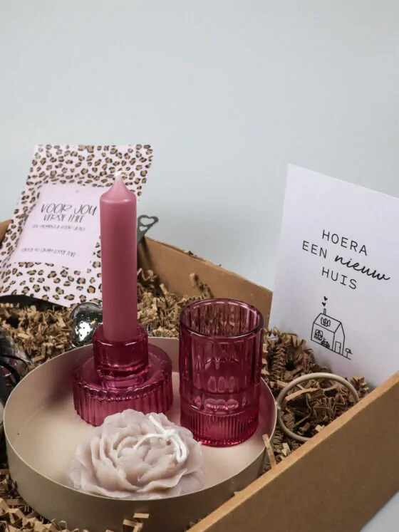Cadeaupakket Nieuw Huis met Kaarsen, Thee en Roze Glazen Accessoires