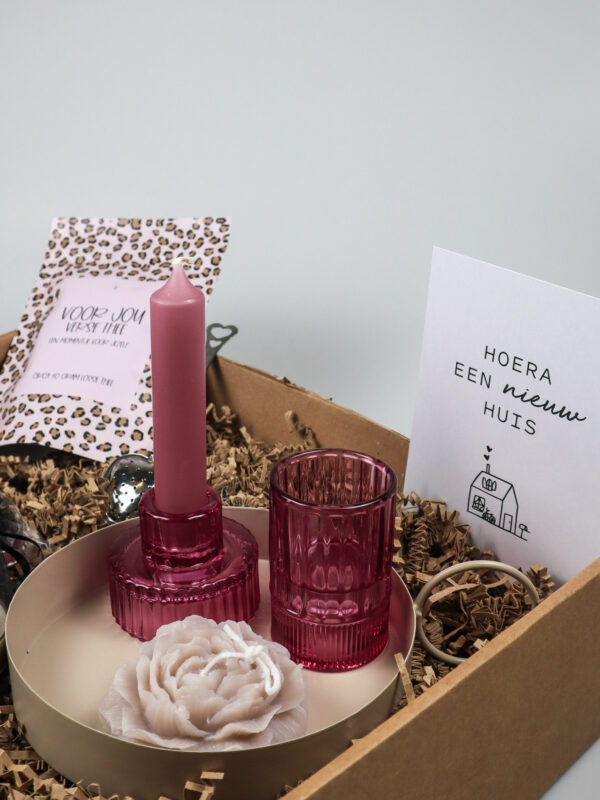 Cadeaupakket Nieuw Huis met Kaarsen, Thee en Roze Glazen Accessoires