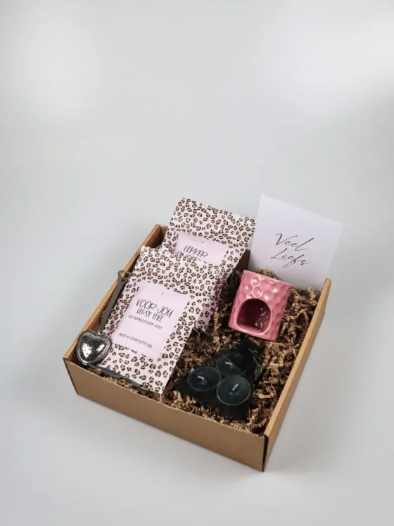 Veel liefs cadeaupakket met thee, geur en snoep