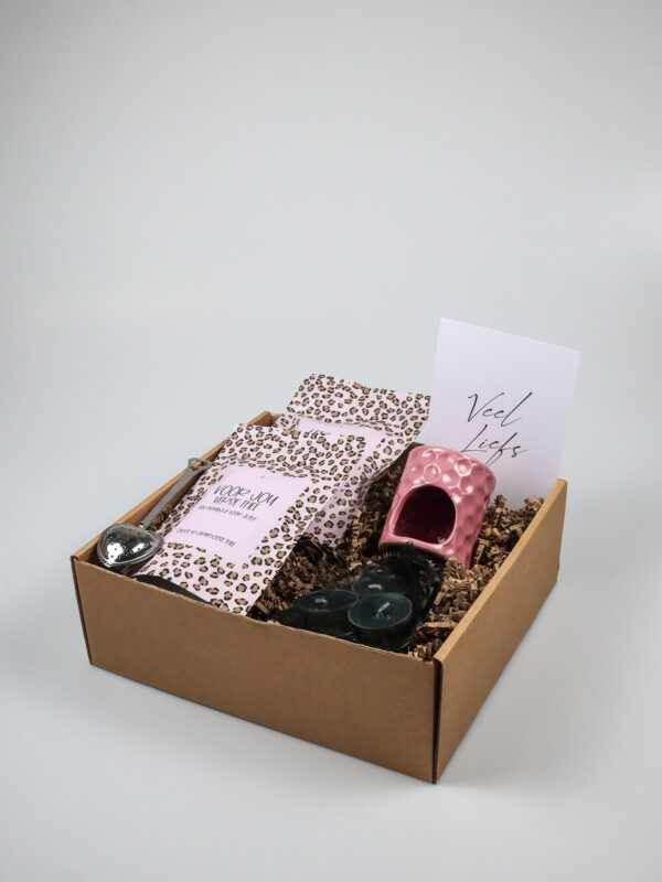 Veel liefs cadeaupakket met thee, geur en snoep