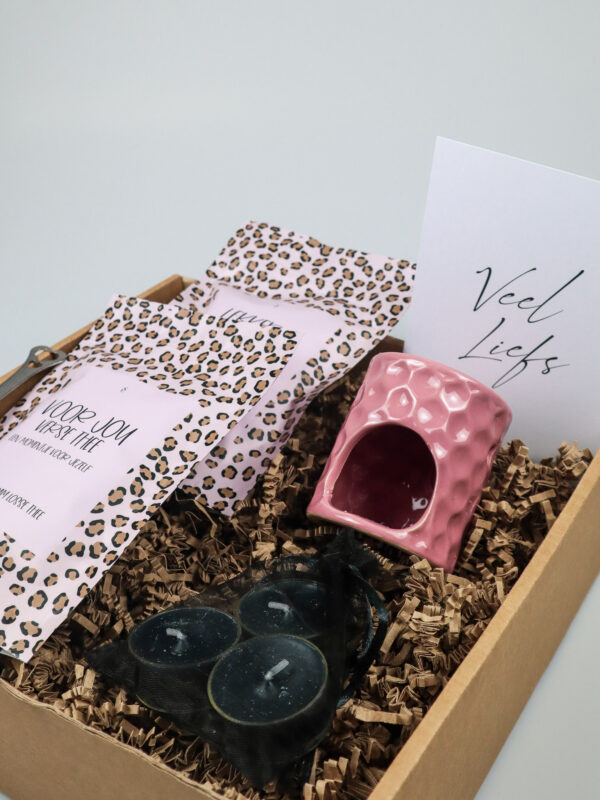 Veel liefs cadeaupakket met thee, geur en snoep
