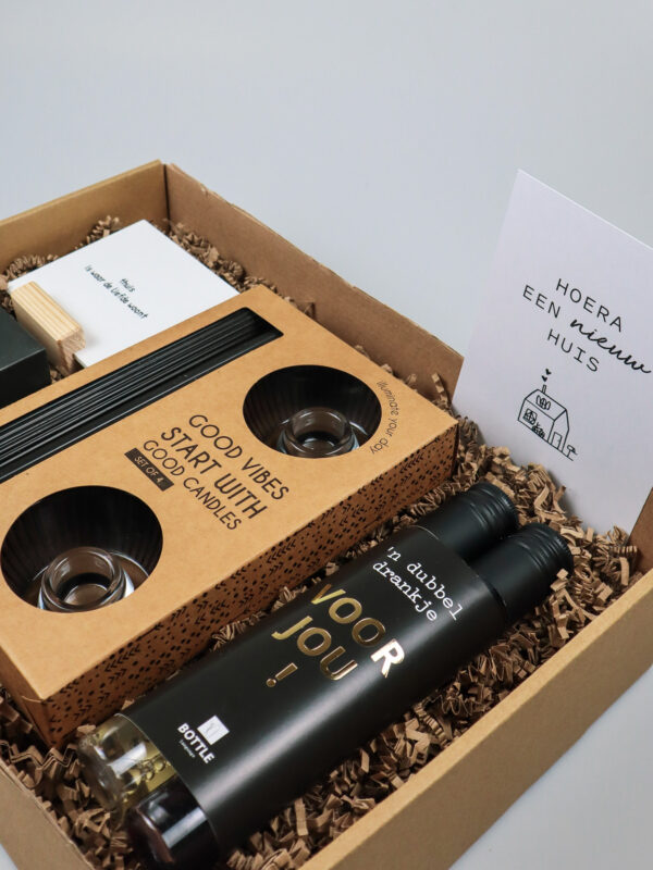 Cadeaupakket nieuw huis – Wijn, kaarsen & sfeer Cadeaupakket nieuw huis – Wijn, kaarsen & sfeer