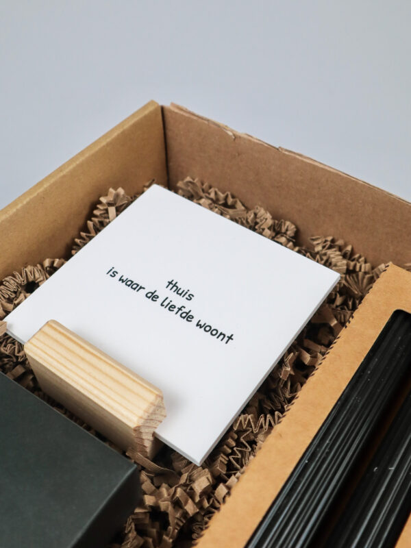 Cadeaupakket nieuw huis – Wijn, kaarsen & sfeer Cadeaupakket nieuw huis – Wijn, kaarsen & sfeer