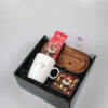 Sinterklaas Cadeaupakket met Chocolade, Mok en Serveerplank Sinterklaas Cadeaupakket met Chocolade, Mok en Serveerplank