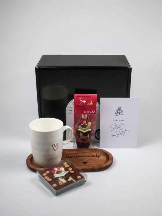 Sinterklaas Cadeaupakket met Chocolade, Mok en Serveerplank