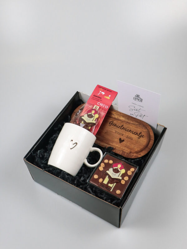 Sinterklaas Cadeaupakket met Chocolade, Mok en Serveerplank Sinterklaas Cadeaupakket met Chocolade, Mok en Serveerplank
