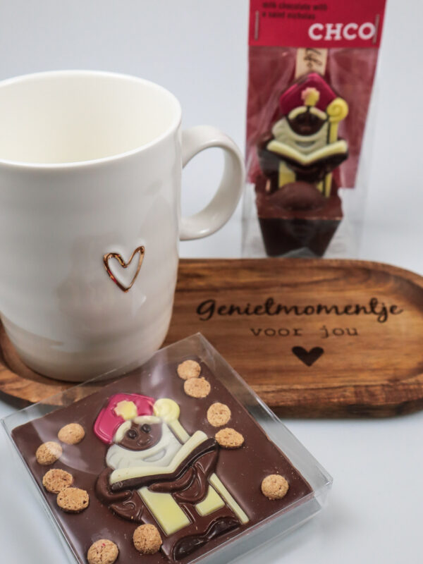 Sinterklaas Cadeaupakket met Chocolade, Mok en Serveerplank Sinterklaas Cadeaupakket met Chocolade, Mok en Serveerplank