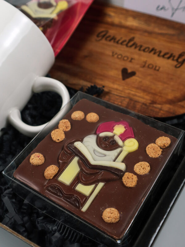 Sinterklaas Cadeaupakket met Chocolade, Mok en Serveerplank Sinterklaas Cadeaupakket met Chocolade, Mok en Serveerplank