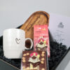 Sinterklaas Cadeaupakket met Chocolade, Mok en Serveerplank Sinterklaas Cadeaupakket met Chocolade, Mok en Serveerplank