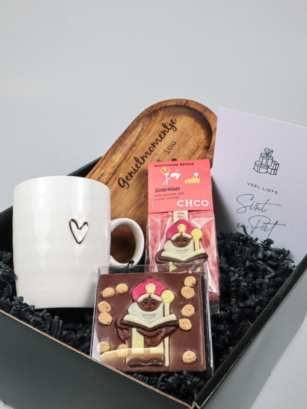 Sinterklaas Cadeaupakket met Chocolade, Mok en Serveerplank Sinterklaas Cadeaupakket met Chocolade, Mok en Serveerplank