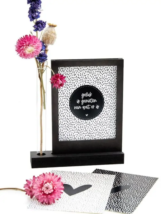 Kaarthouder – Zwarte houten wissellijst met vaasje