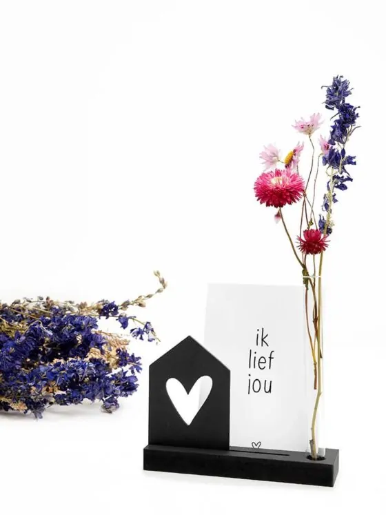 Kaarthouder met vaasje en houten huisje – Zwart Kaarthouder met vaasje en houten huisje – Zwart