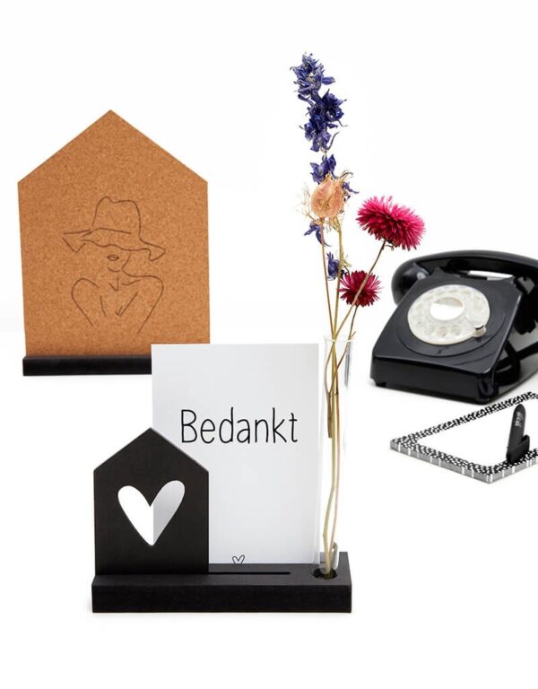 Kaarthouder met vaasje en houten huisje – Zwart Kaarthouder met vaasje en houten huisje – Zwart