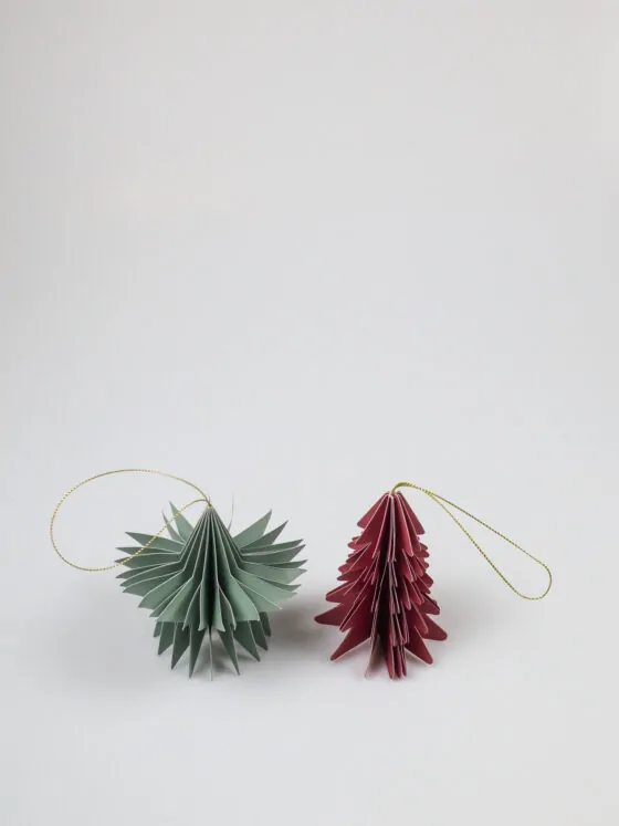Kerstboom en ster papier hangdecoratie – Rood en blauw