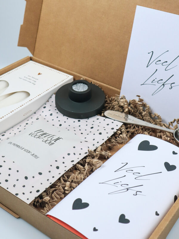 Brievenbuscadeau met Zusss kaarsen, thee, chocolade en kandelaar