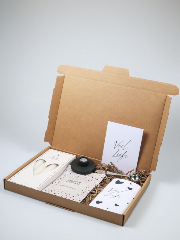 Brievenbuscadeau met Zusss kaarsen, thee, chocolade en kandelaar