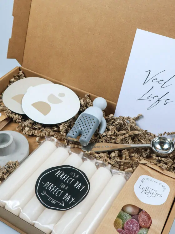 Brievenbuscadeau Veel Liefs met snoep, kaarsen, thee en accessoires