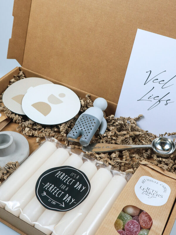 Brievenbuscadeau Veel Liefs met snoep, kaarsen, thee en accessoires
