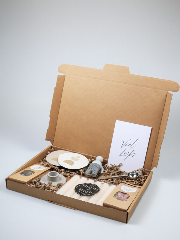 Brievenbuscadeau Veel Liefs met snoep, kaarsen, thee en accessoires