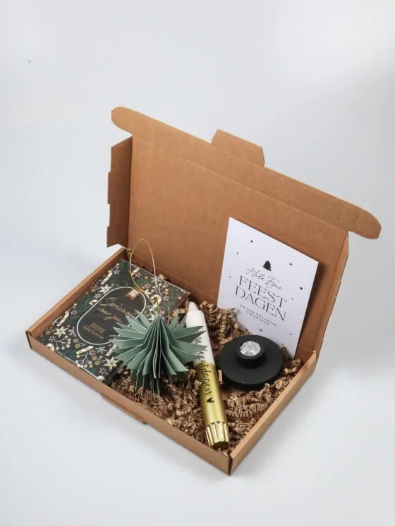 Kerst brievenbuspakket met kaars, kandelaar, geurzakje en papieren ornament