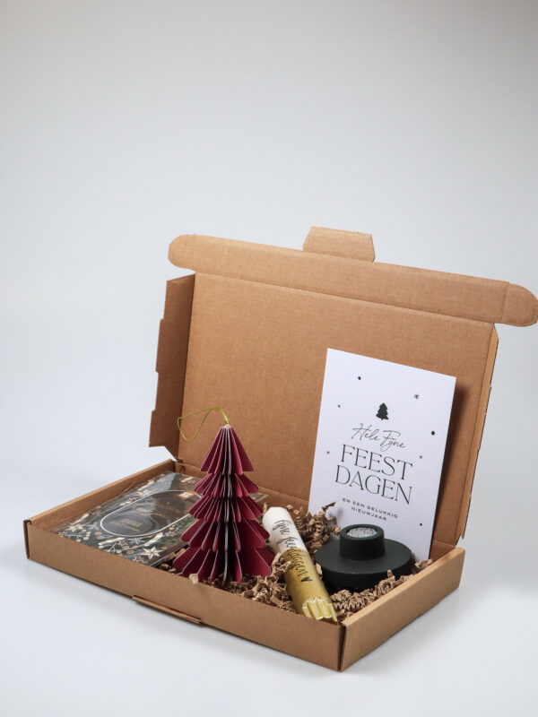 Kerst brievenbuspakket met kaars, kandelaar, geurzakje en rood ornament