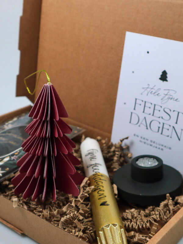 Kerst brievenbuspakket met kaars, kandelaar, geurzakje en rood ornament