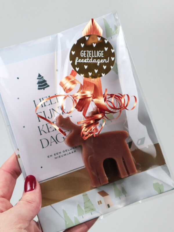 Soyakaars rendier cadeau bruin met kerstkaart