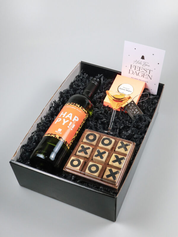 Kerst cadeaupakket met wijn, cocktail kerstbal & spel