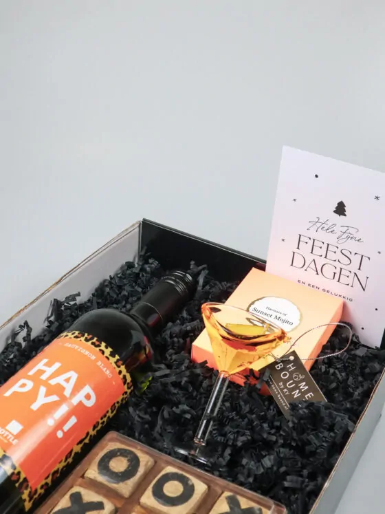 Kerst cadeaupakket met wijn, cocktail kerstbal & spel
