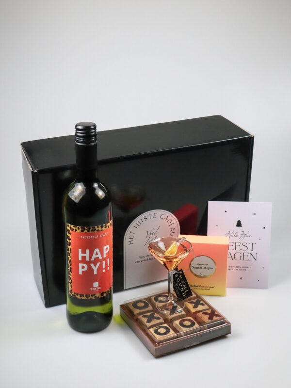 Kerst cadeaupakket met wijn, cocktail kerstbal & spel
