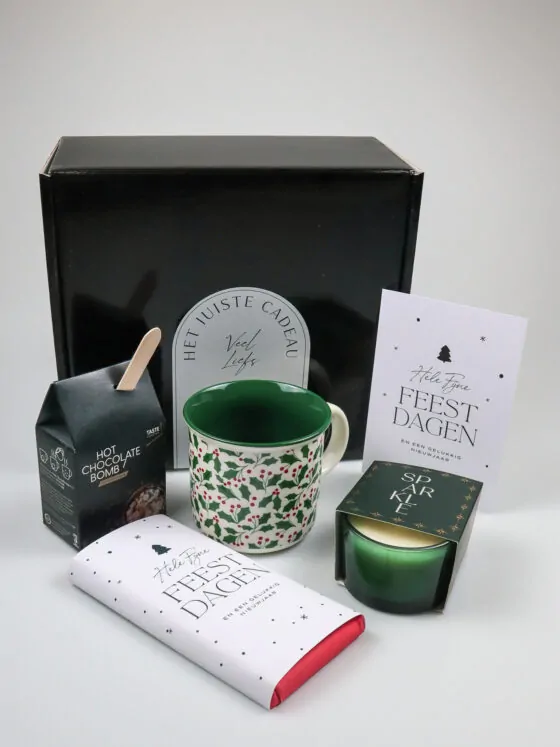 Kerst cadeaupakket - Mok, onderzetter, chocolademelk, chocoladereep & een kaars