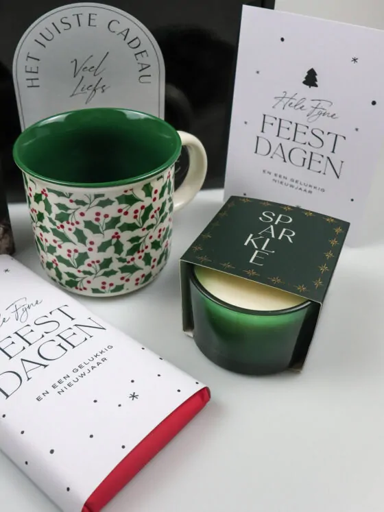 Kerst cadeaupakket - Mok, onderzetter, chocolademelk, chocoladereep & een kaars