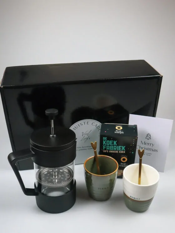 Kerstcadeau met cafetière, Zusss mokken en koekjes