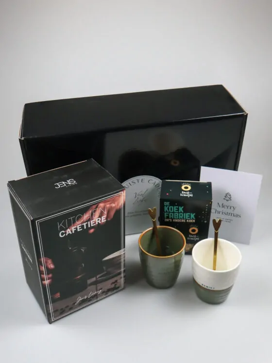 Kerstcadeau met cafetière, Zusss mokken en koekjes