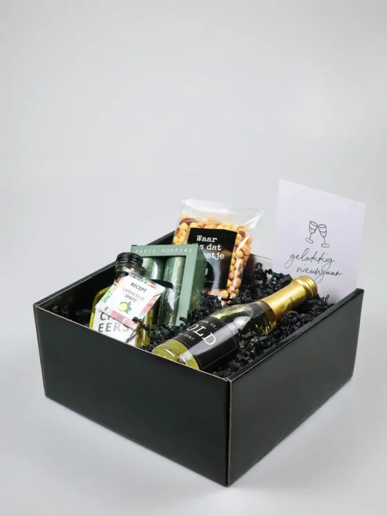 Cadeaupakket nieuw jaar met secco, limoncello, notenmix & party poppers Cadeaupakket nieuw jaar met secco, limoncello, notenmix & party poppers