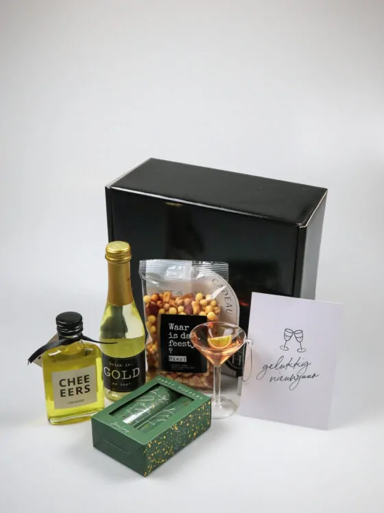 Cadeaupakket nieuw jaar met bubbels, borrelmix, party poppers & cocktail kerstbal