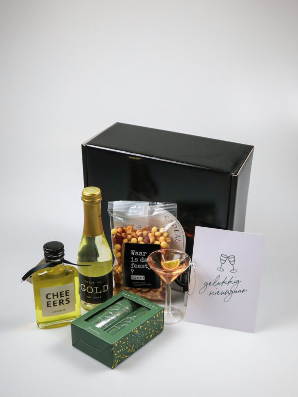 Cadeaupakket nieuw jaar met bubbels, borrelmix, party poppers & cocktail kerstbal