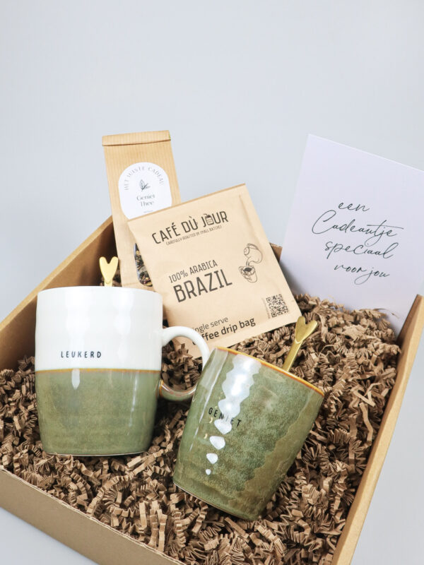 Cadeaupakket Zusss – Mokken ‘Leukerd’ & ‘Geniet’, koffie, thee en lepeltjes