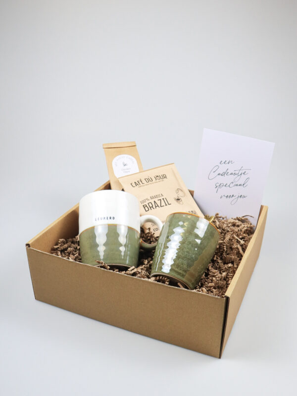 Cadeaupakket Zusss – Mokken ‘Leukerd’ & ‘Geniet’, koffie, thee en lepeltjes