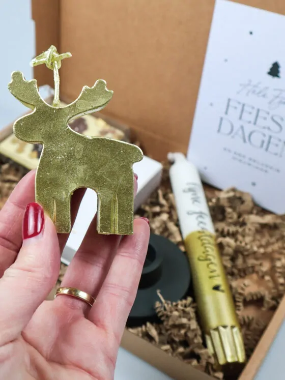 Kerst brievenbuscadeau met kaars, kandelaar en witte chocolade