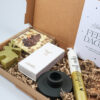 Kerst brievenbuscadeau met kaars, kandelaar en witte chocolade