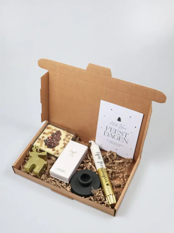 Kerst brievenbuscadeau met kaars, kandelaar en witte chocolade
