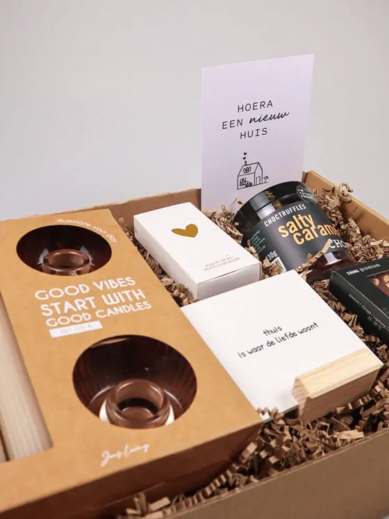 Cadeaupakket Nieuw Huis met kandelaars en chocolade