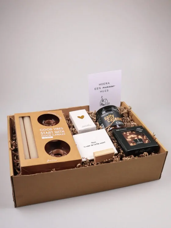 Cadeaupakket Nieuw Huis met kandelaars en chocolade