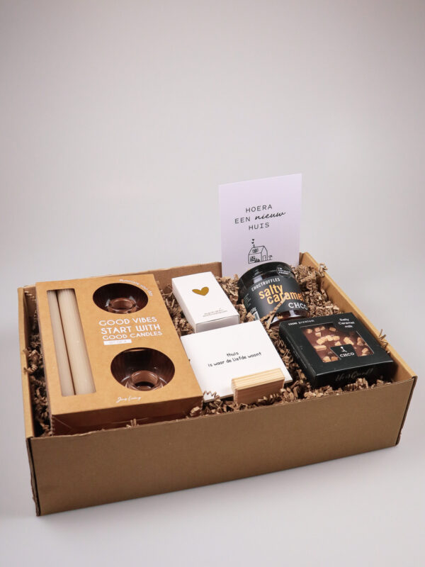 Cadeaupakket Nieuw Huis met kandelaars en chocolade Cadeaupakket Nieuw Huis met kandelaars en chocolade