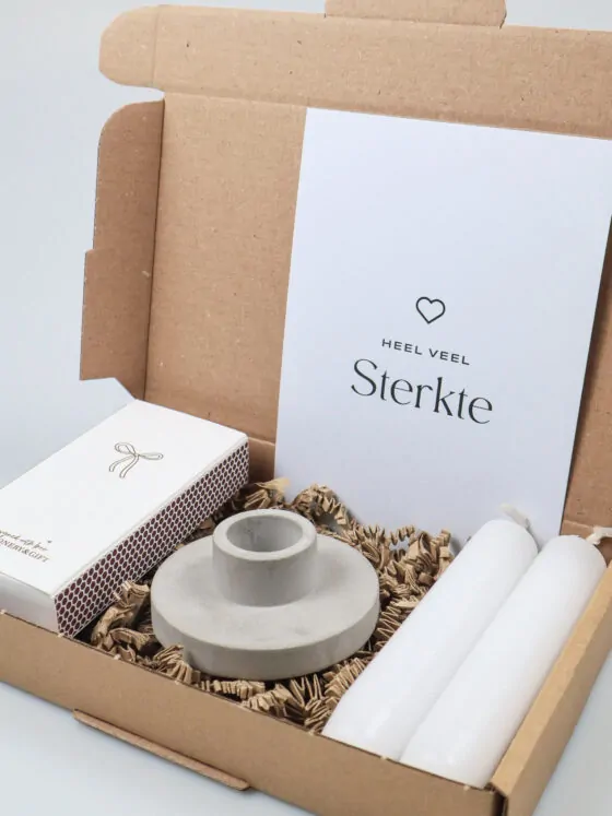 Brievenbus cadeau sterkte met kandelaar, dinerkaarsen en lucifers