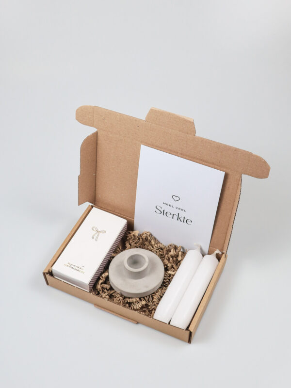 Brievenbus cadeau sterkte met kandelaar, dinerkaarsen en lucifers